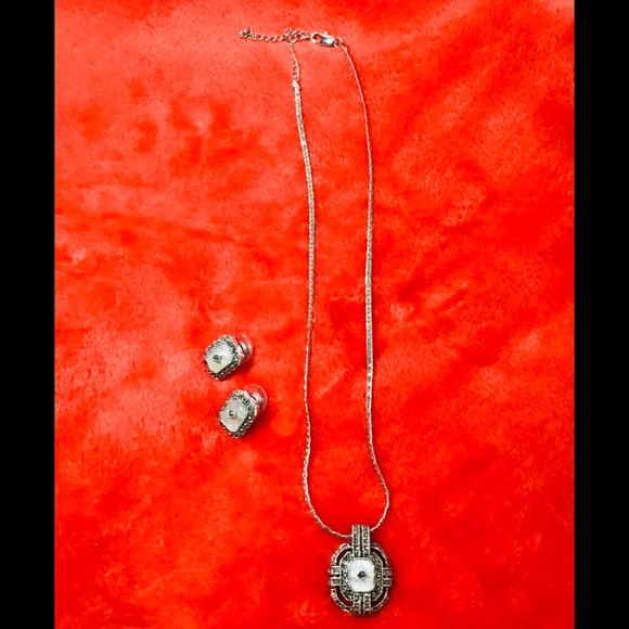 Mother of Pearl and Crystal Necklace and Earrings NEW - Picture 1 of 6